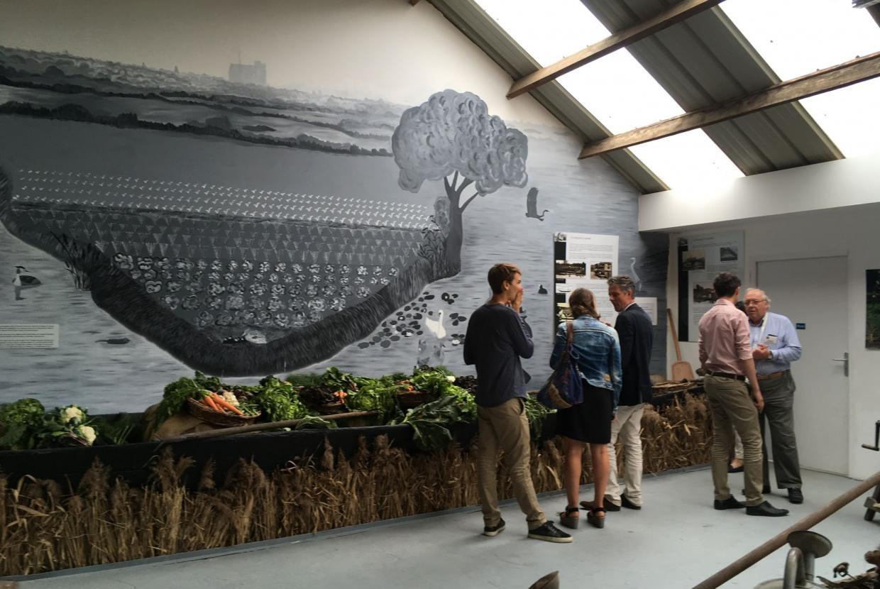 Musée des Hortillonnages à Rivery. Vue intérieure avec des étals de légumes et des visiteurs.