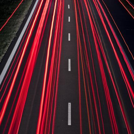 Photo de nuit d'une autoroute