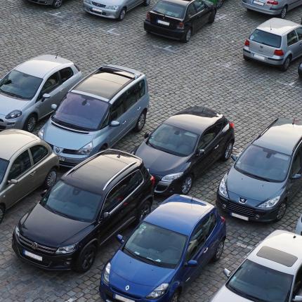 Photo d'un parking avec de nombreuses voitures de stationnées